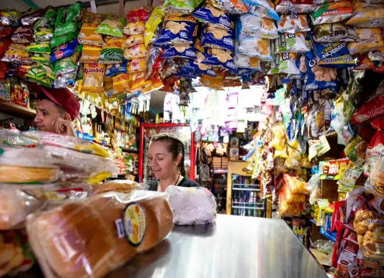 Colombia se sumó a países como Chile y México en el uso de impuestos al consumo como herramientas de salud pública. Tras un año de aplicación, la evidencia preliminar indica que sí ha habido cambios en el consumo, con efectos fiscales, económicos y sociales.