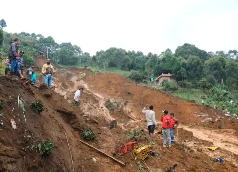 Un bebé de al menos seis meses fue rescatado del alud en Bello. FOTO: ESNEYDER GUTIÉRREZ