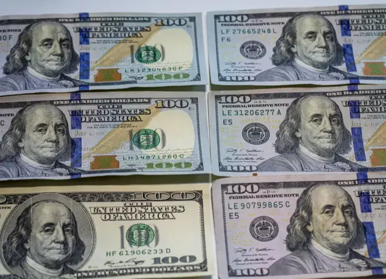 En lo que va de noviembre, la cotización del dólar ya acumula un desplome de $140. Foto: Archivo Carlos Velásquez