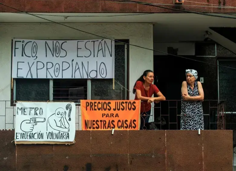 Las familias instalaron carteles para expresar sus reparos. FOTO: CAMILO SUÁREZ ECHEVERRY
