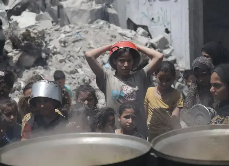 Además de los bombardeos, la franja de Gaza enfrenta una gran hambruna. La gente espera comida durante horas. FOTO: Xinhua