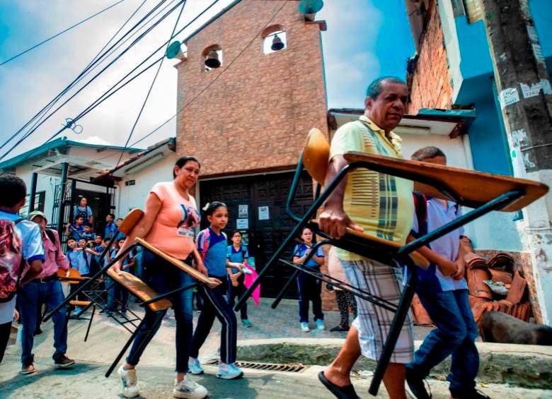El colegio quedó en riesgo en agosto de 2022 y desde entonces los niños estudian apilados en dos salones prestados. FOTO Jaime Pérez y Camilo Suárez