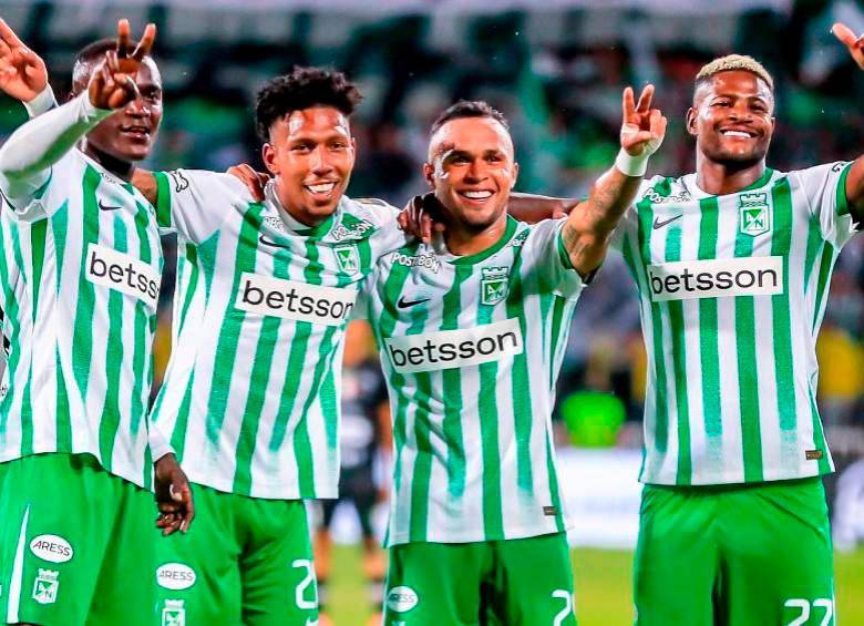 La nueva camiseta de Atlético Nacional, mayoritariamente blanca con detalles verdes, tiene un costo de $404.950. FOTO JAIME PÉREZ