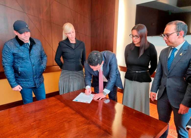 Representantes del partido Conservador, partido de la U, Cambio Radical y Partido Liberal firman la carta de respaldo a Rangel para la Contraloría. Foto: cortesía Partido Conservador. 