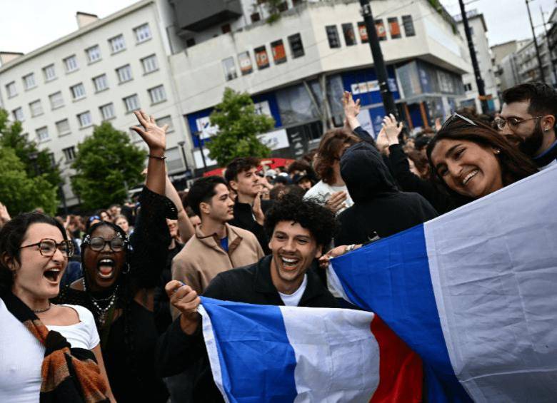Jóvenes en Francia celebraron el triunfo de la izquierda por encima de la extrema derecha. Foto: AFP