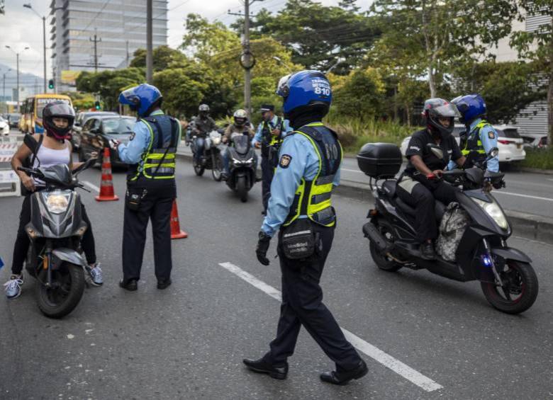 Agentes de movilidad realizando operativos en las vías de Medellín. FOTO: Andrés Camilo Suárez Echeverry