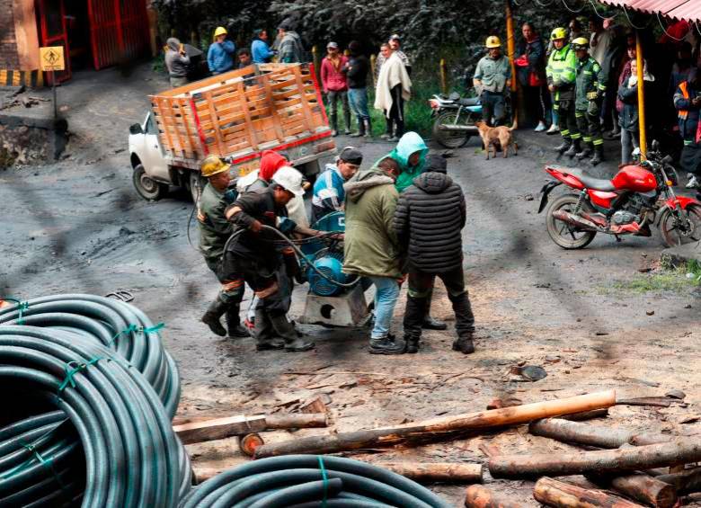 La emergencia ocurrió este martes 14 de febrero en horas de la noche tras una explosión de gas dentro del complejo minero. Foto: EFE. 