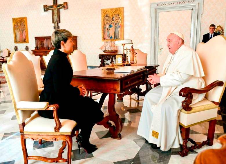 La primera dama de la Nación, Verónica Alcocer, visitó al Papa el pasado sábado y conversó con él durante 30 minitos. FOTO: CORTESÍA
