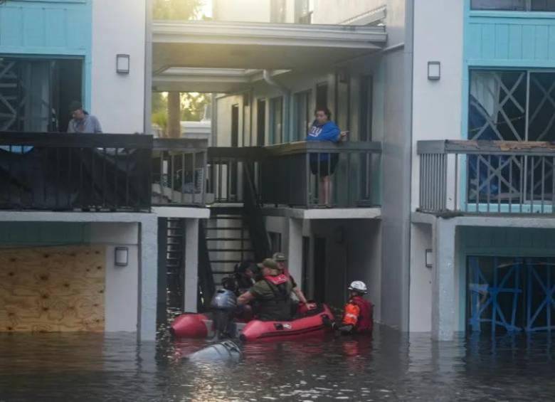 Autoridades oficiales de Florida rescatando personas afectadas por las inundaciones. FOTO: AFP