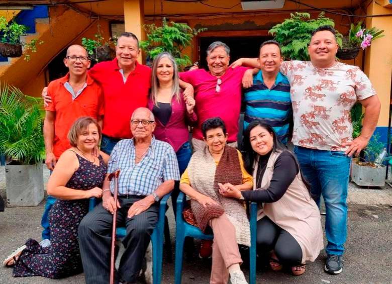 Nelson (de fucsia) pasó sus últimos días rodeado de sus padres, sus siete hermanos y sus tres hijos. Antes de morir, y fiel a su estilo, le cantó la tabla a los políticos de Caldas FOTO camilo suárez