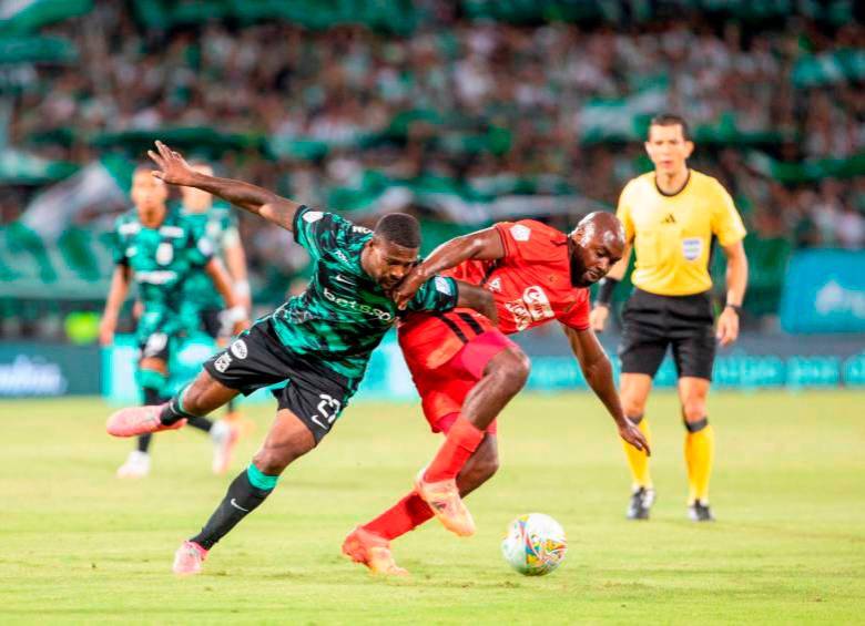 Dairon Asprilla y Éder Álvarez Balanta en el juego del 21 de julio entre Nacional y América. FOTO: Esneyder Gutiérrez