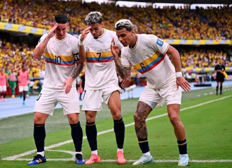 James Rodríguez, “Lucho” Díaz y Richard Ríos celebrando uno de los cuatro goles que hizo la Selección Colombia en el Metropolitano de Barranquilla. FOTO: AFP