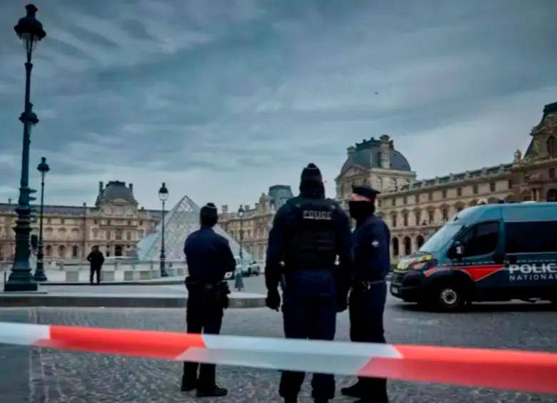 El domingo 19 de octubre varios delincuentes asaltaron el Museo de Louvre, en París. Foto: Afp