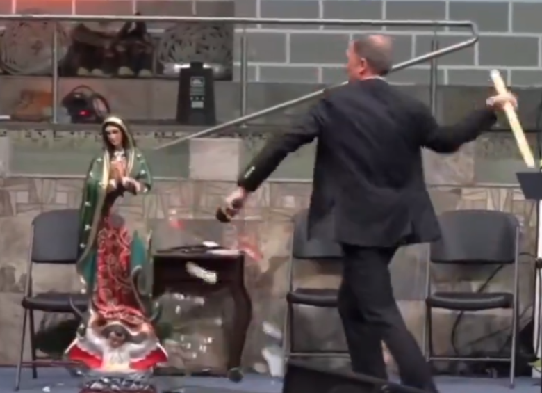 El pastor destruyendo con un hacha la imagen de la Virgen de Guadalupe en México. FOTO: CAPTURA DE VIDEO