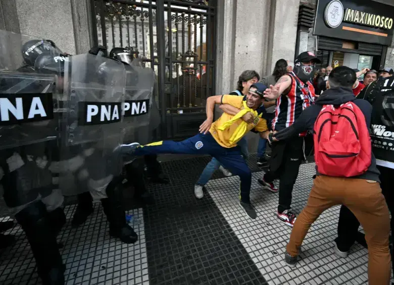 Nuevamente se presentaron desmanes entre adultos mayores y la Policía en por situación económica en Argentina. FOTO: AFP