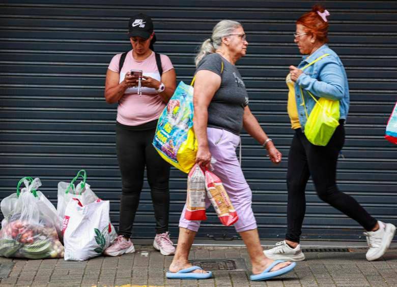 El consumo de los hogares repuntó 13% para el tercer trimestre de 2024. FOTO MANUEL SALDARRIAGA. 