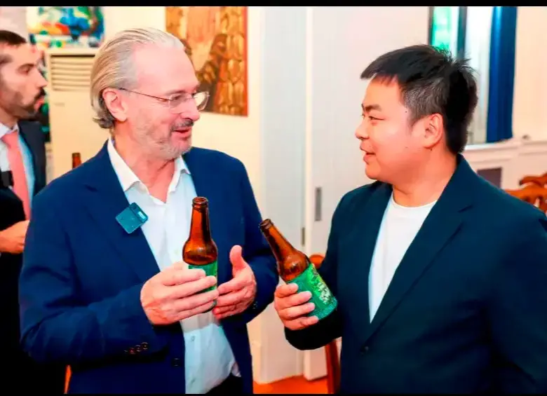 Sergio Cabrera, embajador de Colombia en China; y Lyu Zheng, gerente de Yunna Aiwei. FOTO CORTESÍA. 