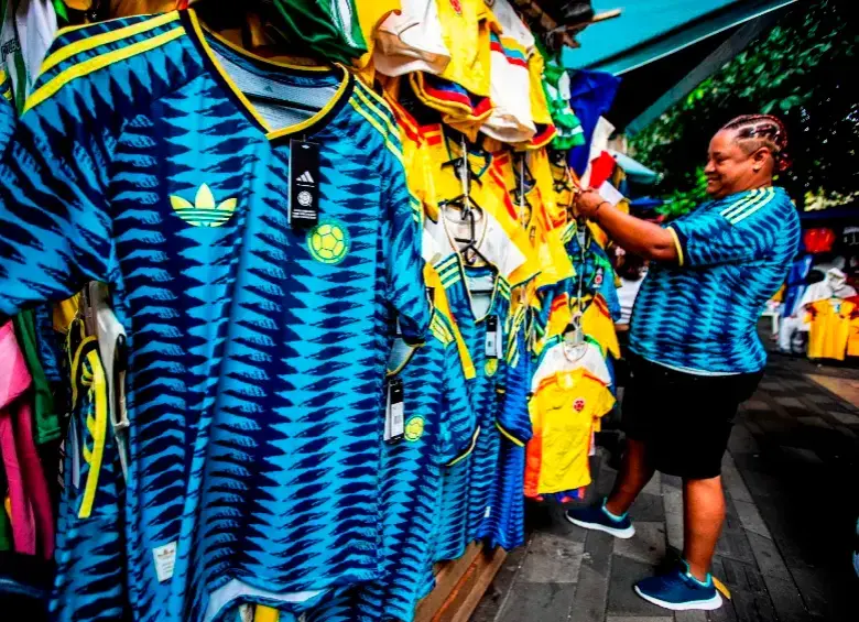 Comerciantes del Centro de Medellín liquidan camisetas de la Selección Colombia tras la eliminación del Mundial 2026 y la fuerte caída de la demanda. FOTO JULIO HERRERA. 
