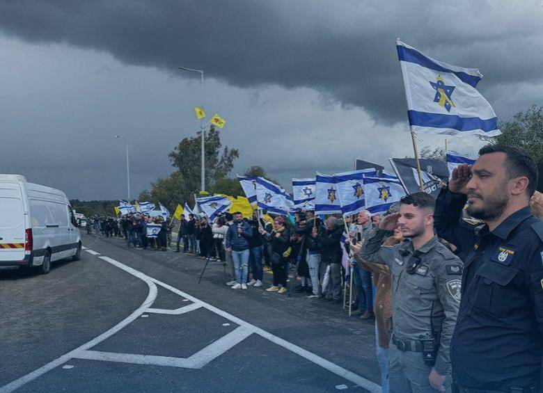 Se trata del último intercambio de rehenes israelíes por presos palestinos previsto dentro del acuerdo de tregua que entró en vigor el 19 de enero. FOTO: POLICÍA ISRAEL (@israelpolice)