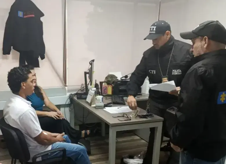 Ricardo González y su abogada, en la entrega voluntaria ante las autoridades competentes. FOTO: Cortesía CTI Fiscalía General de la Nación