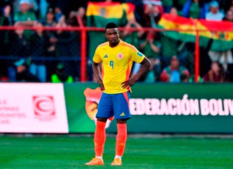 El delantero colombiano Jhon Córdoba tuvo varias opciones de gol en los partidos que perdió la Selección Colombia que de haberse concretado hubieran cambiado la historia. FOTO: AFP