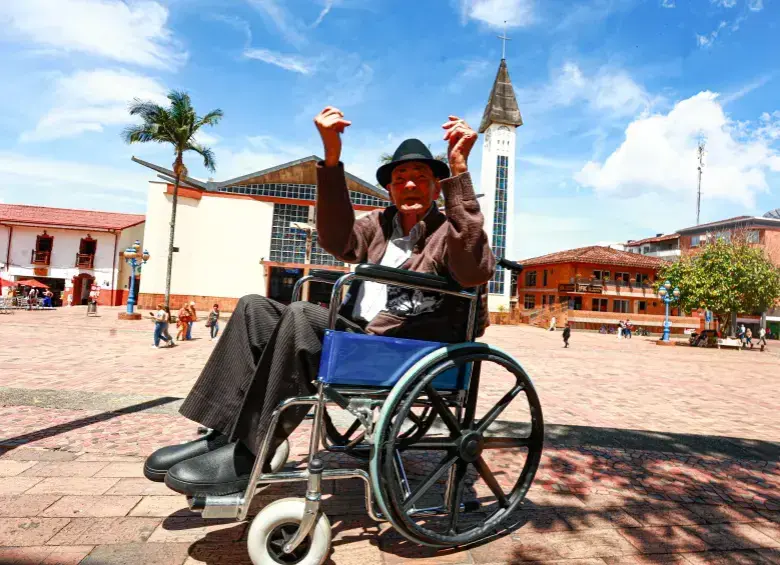 Julio Saldarriaga cumplió hace poco 112 años. Es considerado como el colombiano vivo más longevo. Atribuye su larga existencia a la dicha con la que ha vivido. Foto: Manuel Saldarriaga