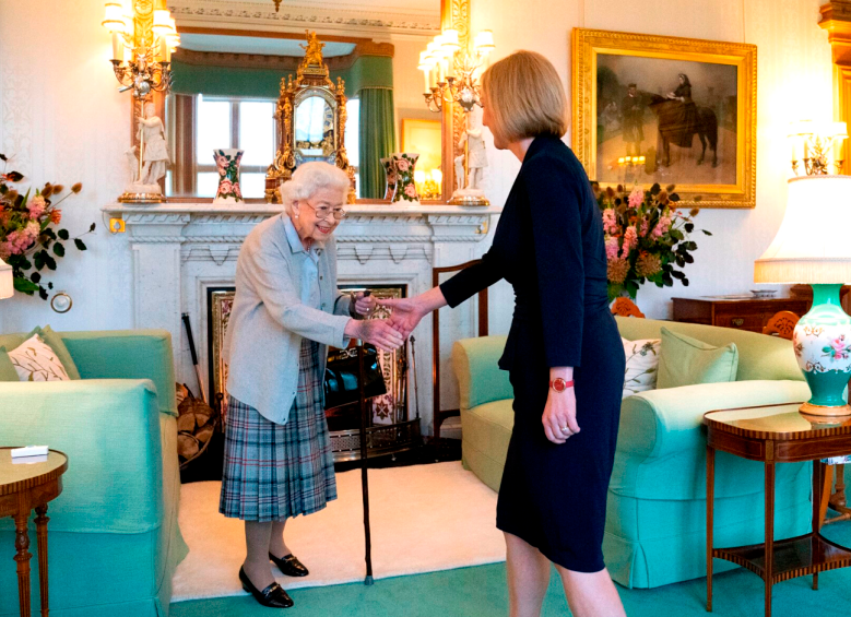 Esta misma semana, la nueva primera ministra se tomó una foto con la reina. FOTO: CORTESÍA