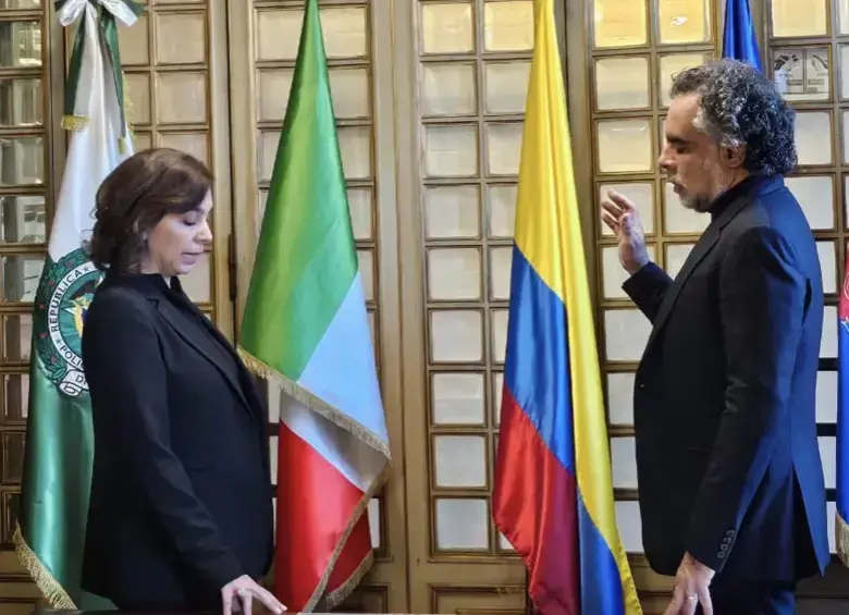 Benedetti jurando para su cargo ante la embajadora en Italia, Ligia Margarita Quessep. Foto: