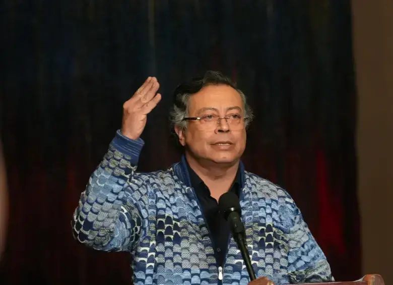 El presidente Gustavo Petro anunció la consulta por decreto. La votación en el Senado la perdió el Gobierno y con 49 votos en contra. Sin embargo, el presidente ha decidido mantenerse en esa misma posición. Foto: Presidencia. 