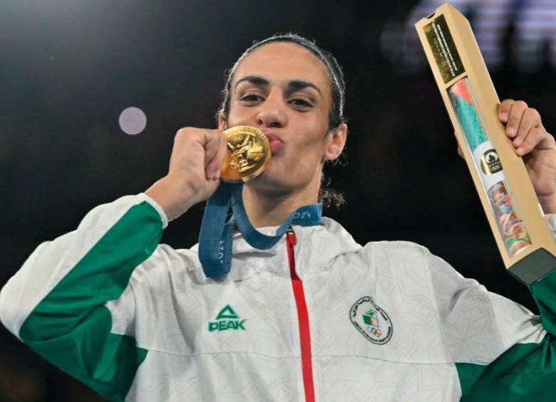 Imane con la medalla de oro en París. FOTO: AFP