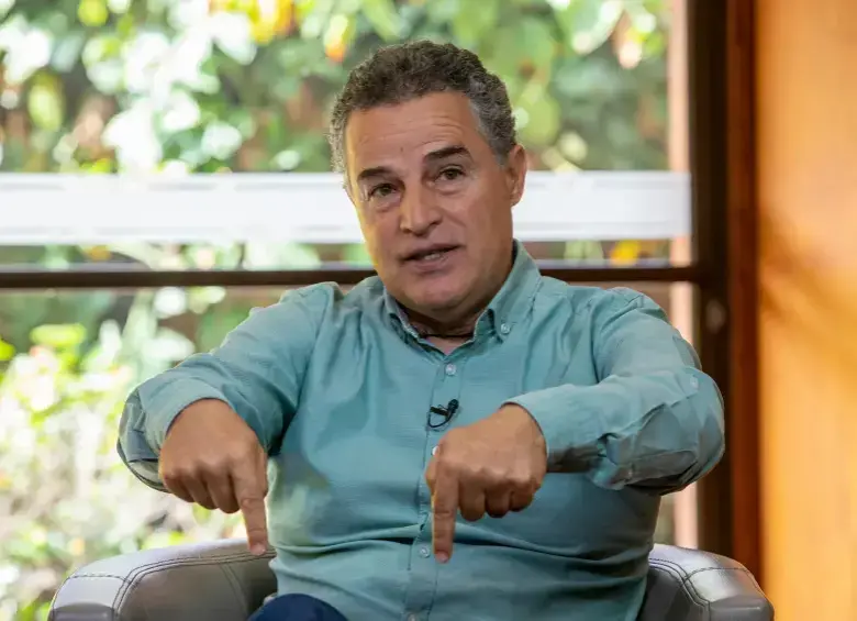 El también exalcalde tiene un tono de centro y habló de alianzas con políticos pero no con outsiders: “Una cosa es Vicky Dávila y otra De la Espriella”, concluyó. Foto: Carlos Alberto Velásquez