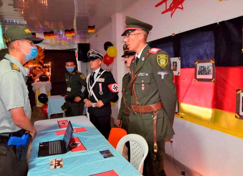 Los policías se vistieron de nazis durante un “intercambio cultural” en la escuela Simón Bolívar de Tuluá, Valle. FOTO: Colprensa