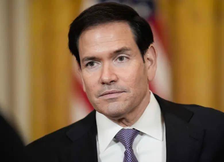 Marco Rubio, secretario de Estado, enfrenta una demanda en la que se le acusa de haber respaldado una política que habría bloqueado procesos migratorios ya aprobados en su etapa final. FOTO: Getty Images.