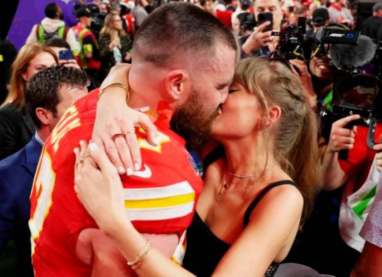 El romance entre el ala cerrada de los Chiefs, Travis Kelce, y la cantante Taylor Swift, atrajo más atención al evento deportivo que siempre ha sido el más visto en Estados Unidos. FOTO: AFP