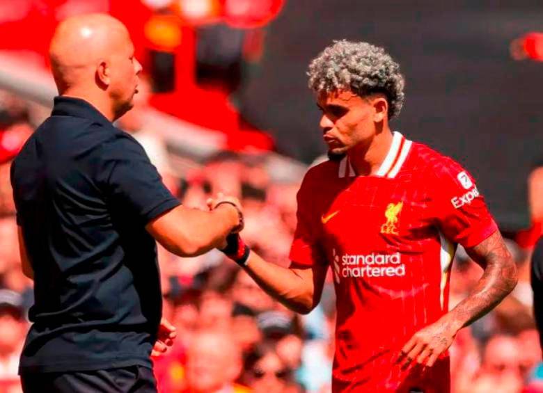 La relación entre el técnico Arne Slot y Luis Díaz fue difícil al inicio. Después, gracias al buen nivel del colombiano, mejoró. FOTO: AFP