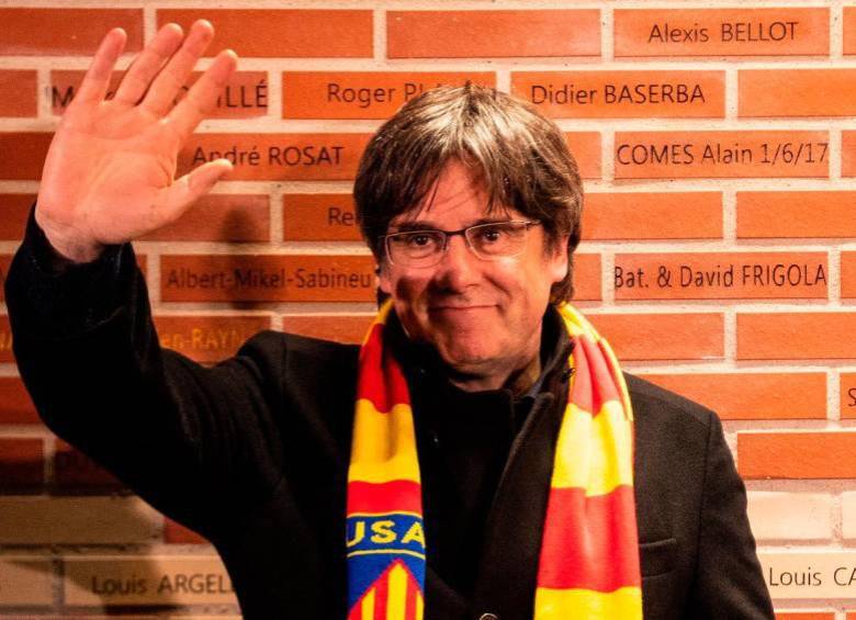 Carles Puigdemont, de 61 años, tiene una orden de arresto, pero logró salirse con la suya y huir de Barcelona, superando el despliegue policial que ejecutaron las autoridades. FOTO: AFP