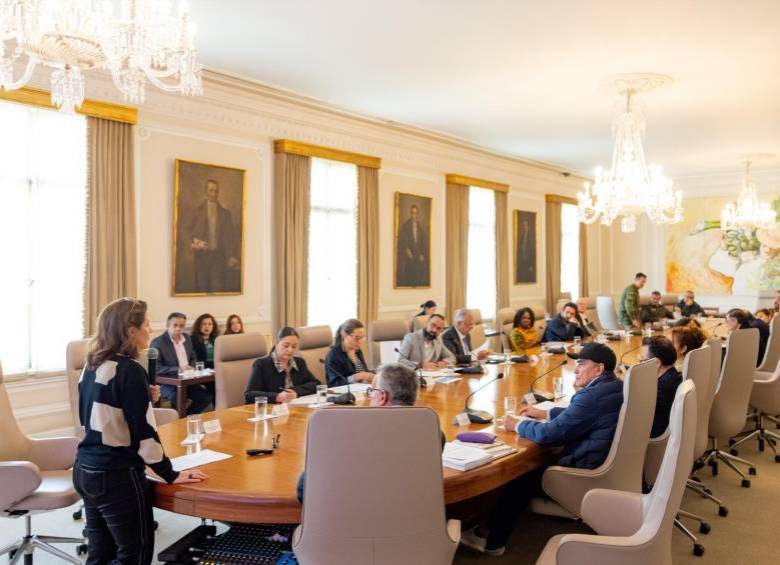 Paula Robledo, jefe de la oficina jurídica de Presidencia, explicando este jueves los alcances del decreto de conmoción interior al gabinete y la cúpula de las Fuerzas Armadas. Foto: Presidencia 