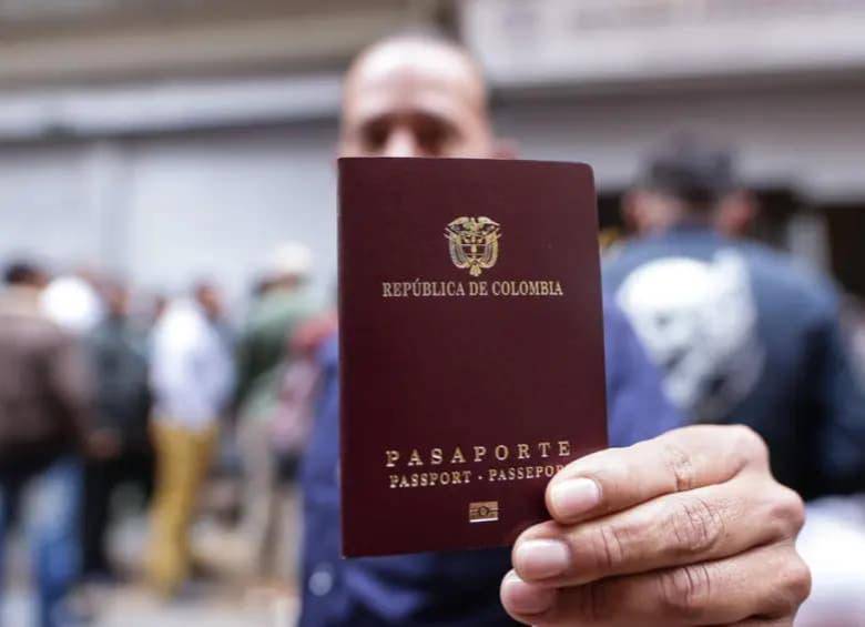 Los colombianos que viajen a España deben verificar que su pasaporte cumpla con los requisitos de vigencia y estado establecidos para ingresar al espacio Schengen. FOTO: Colprensa. 