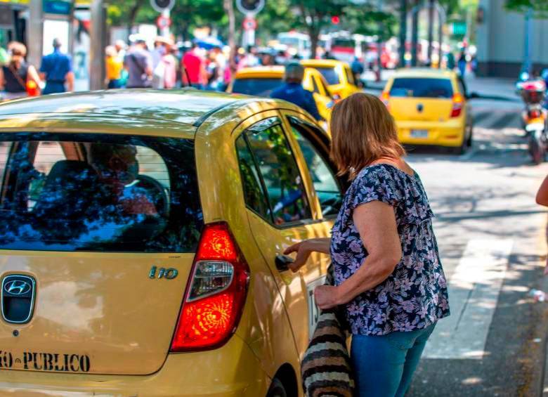 Mujer se tiró de taxi, según las autoridades, porque decidió no pagar carrera. Foto: Juan Antonio Sánchez. 