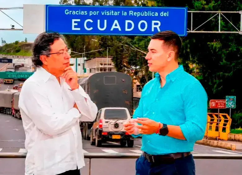 Los gobiernos de Colombia de Gustavo Petro (izq.) y de Ecuador de Daniel Noboa han sostenido buena parte de este año una guerra arancelaria. FOTO AFP y Presidencia