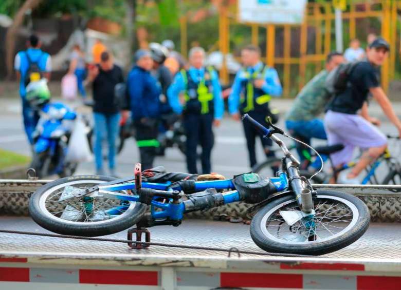 Esta es la bicicleta en la que se transportaban los dos menores fallecidos. FOTO: EL COLOMBIANO