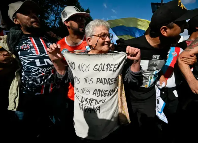 Los jubilados han encabezado varias marchas en Argentina para que suban el valor de su pensión. FOTO AFP