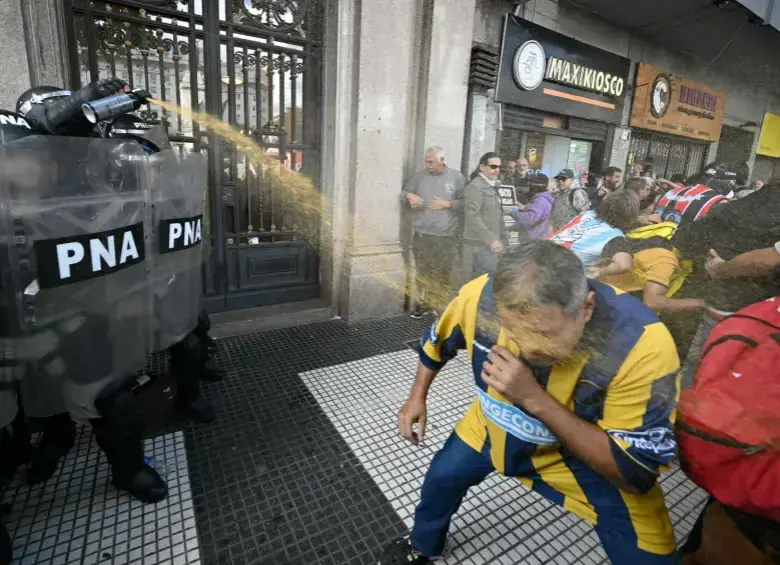 Nuevos desmanes se registraron entre las autoridades y adultos mayores este miércoles durante una protesta en Argentina. FOTO: AFP