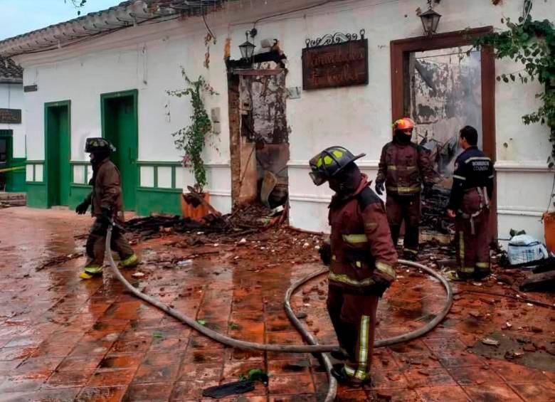 Los bomberos de Sopetrán y San Jerónimo fueron los que atendieron el incendio que consumió dos locales. FOTO: CORTESÍA EL SANTAFEREÑO