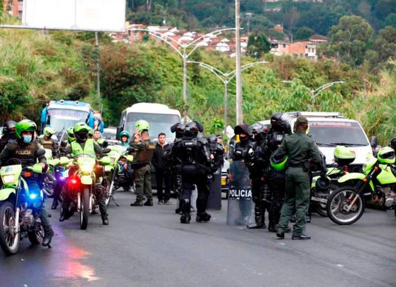 La protesta ocasionó el cierre de la vía, por lo cual el Esmad se hizo presente para disolver el movimiento. FOTO EDWIN BUSTAMANTE