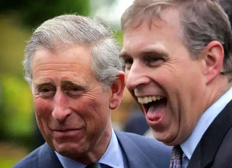 Carlos III y su hermano Andrés. FOTO: AFP