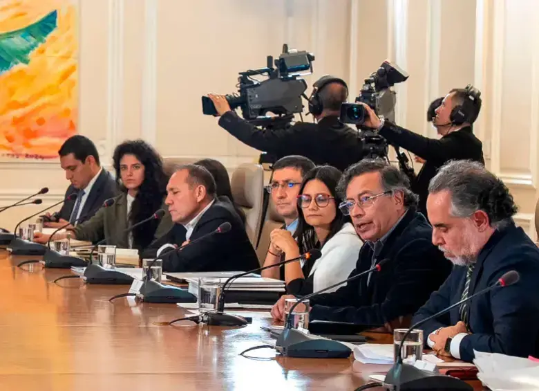 El presidente paró sus movimientos en el gabinete mientras que regresaba al país desde Japón. FOTO: Presidencia