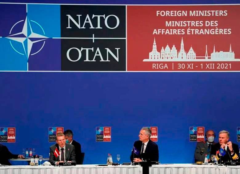 El diplomático finlandés Klaus Korhonen y el sueco Axel Wernhoff entregaron al secretario general de la Alianza, Jens Stoltenberg, las solicitudes de sus países para entrar en la OTAN. El secretario calificó de “paso histórico” las peticiones. FOTO EFE