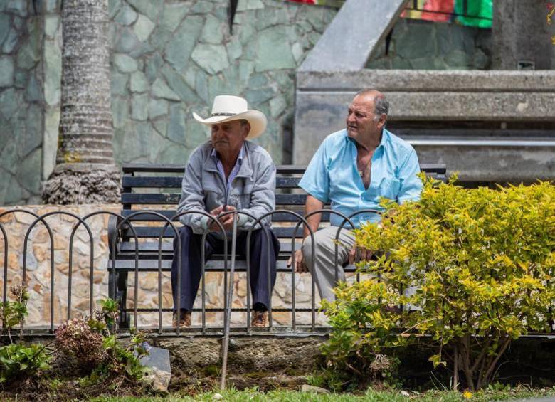 En el país, cerca de 1,2 millones de pensionados reciben una mesada equivalente al salario mínimo, lo que significa que estos ciudadanos comenzarán a recibir $1’423.500 mensuales a partir de enero de 2025. FOTO: El Colombiano.