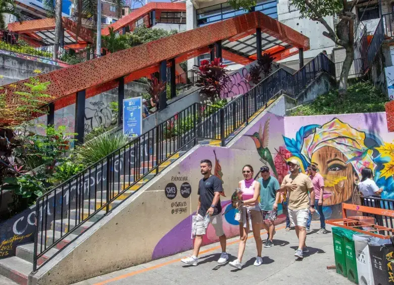 GuruWalk describió a Medellín como un “destino de innovación y arte” y resaltó algunos de los elementos que hacen particular la experiencia de recorrerla, entre ellos las escaleras eléctricas de la Comuna 13. Foto: Esneyder Gutiérrez